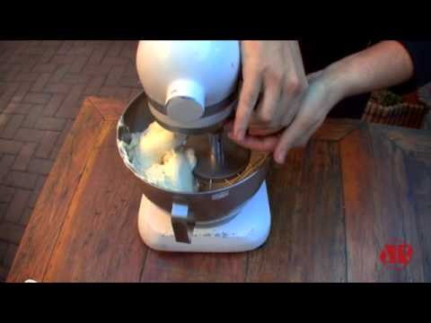 Cheesecake com calda de frutas vermelhas é uma delícia; confira a receita