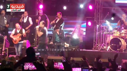 عمرو دياب يغنى "وياه" لايف