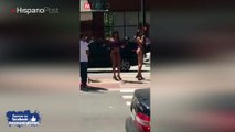 Por andar admirando a unas bellas mujeres terminó chocando