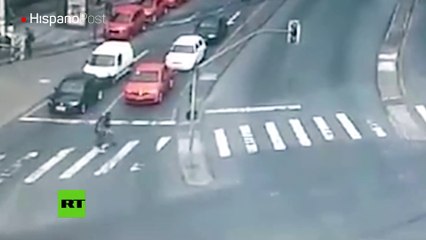 Por cruzar sin mirar a los lados lo atropelló un autobús