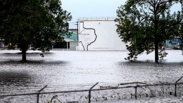 Blasts rock Texas chemical plant, posing health hazards