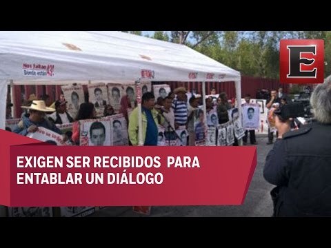 Padres de los 43 normalistas instalan plantón afuera de la Cámara de Diputados