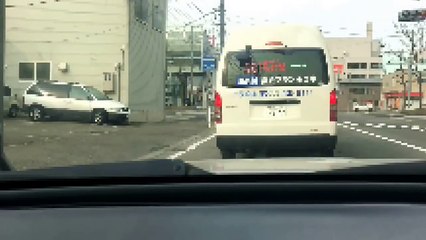 【ドラレコ】飛び降り！？立体駐車場の真下で倒れてる女性、