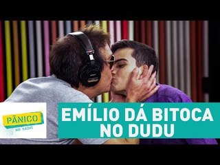 Tải video: Emílio Surita e Dudu Camargo dão selinho ao vivo no Pânico