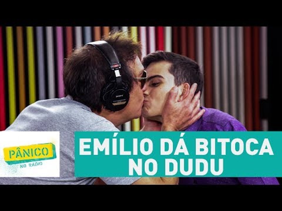 Emílio Surita e Dudu Camargo dão selinho ao vivo no Pânico