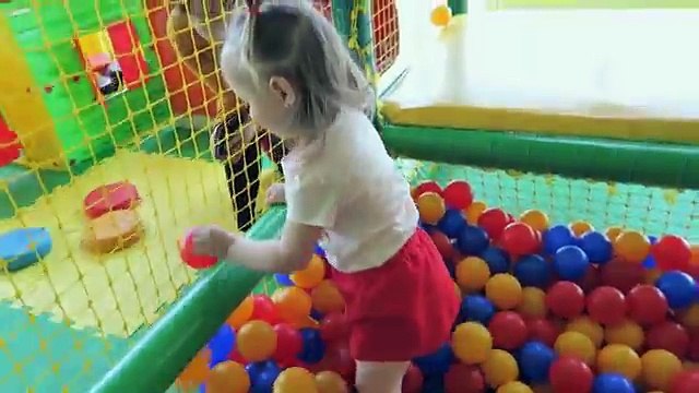 Y un centro de entretenimiento para niños con toboganes, camas elásticas, piscina con cubos intertainmen para niños