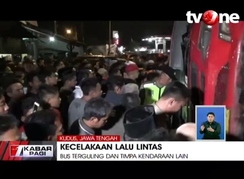 Bus terguling Menimpa 3 Mobil dan Motor, 4 Orang Meninggal