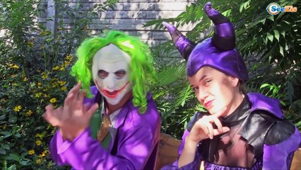 BAD Food FIGHT!! Joker vs Spiderman and Elsa w/ cute baby batman!!