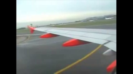 Une hôtesse se fait un petit plaisir à l'atterrissage !