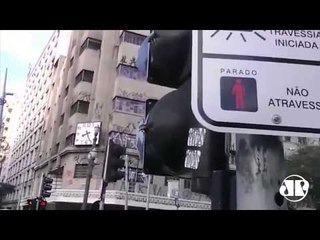 Reporter da Jovem Pan testa nova faixa de travessia de pedestres