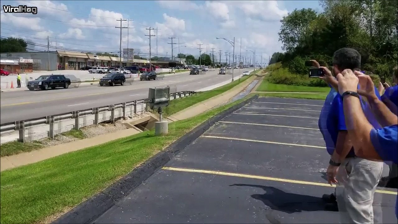 Un chauffard arrive de nul part en plein cortèg...