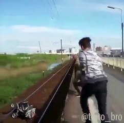 brave man saved chaild from train accedent