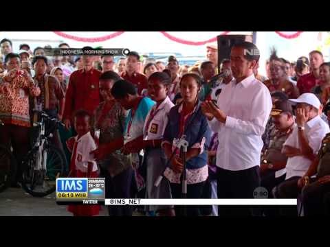 Presiden Jokowi bagikan Kartu sehat, pintar dan keluarga di Papua - IMS