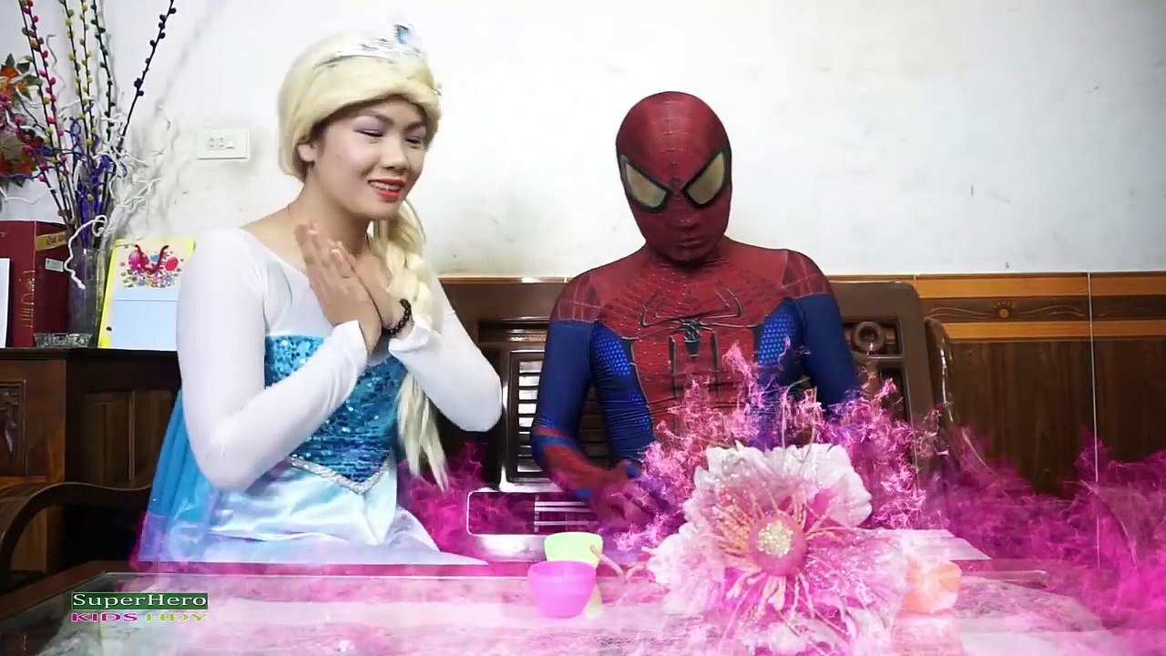 Et homme chauve-souris gelé géant rose Fille de laraignée homme araignée venin contre W elsa joker t-rex surprise