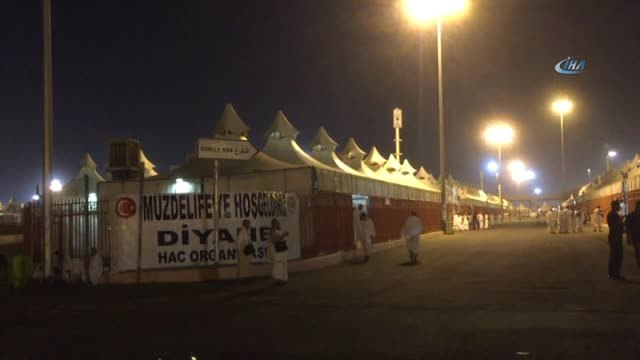 Milyonlar Şeytan Taşlayıp Hacı Oldu- Arafat'tan Müzdelife Vakfesine Geçip Geceleyen Hacı Adayları,...