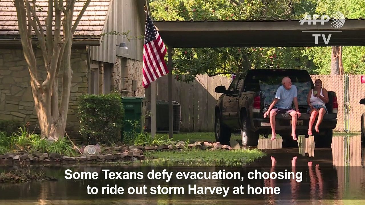 Some Texans defy evacuation, ride out storm at home