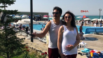 İranlı turistler bayram tatilinde havuzda serinledi