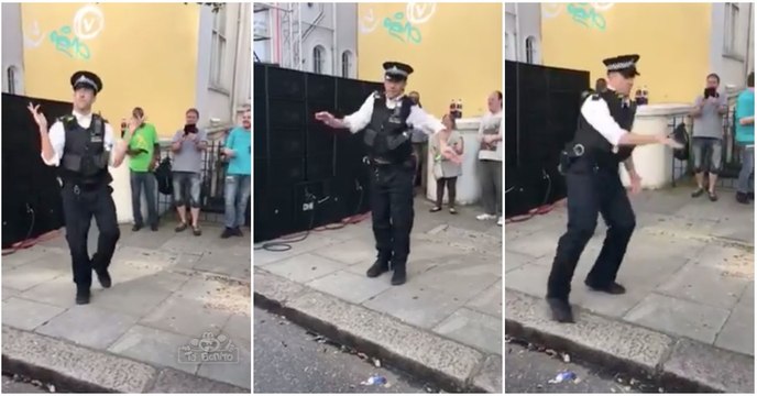 Polícia anima e fascina foliões com os seus passos de dança durante o Carnaval de Notting Hill