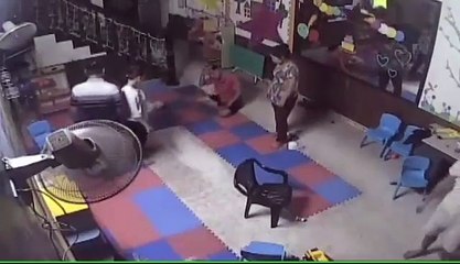 Vì cái điện thoại cho trẻ, cả nhà đánh nhau