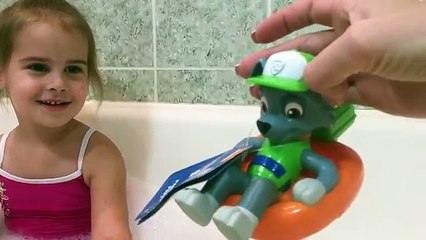 En video mágicas transformaciones baño niños solos en casa jugando dibujos animados cachorro de patrulla para