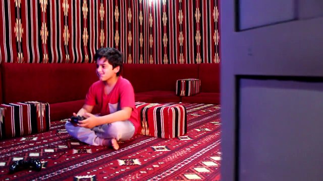 مقلب | شريت لأخوي الصغير سوني ٤ !! شوفوا ردة فعله مسكين