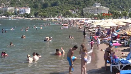 Marmaris'te Tatilciler Plajları Doldurdu