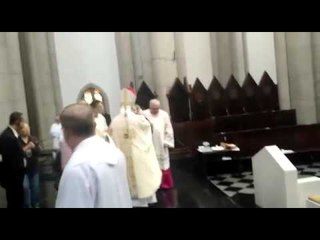 Dom Odilo Scherer é agredido por mulher durante missa de Páscoa