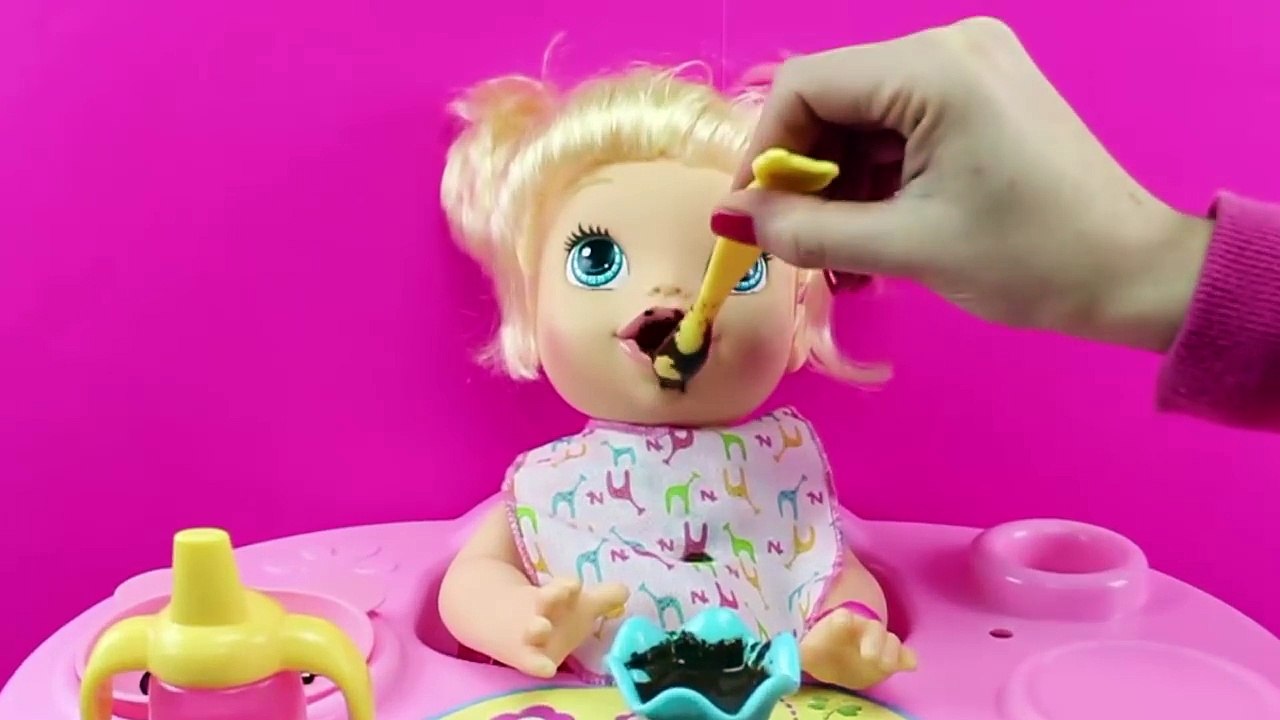 Muñeca Baby Alive en español | Baby Eva come papilla de frutas y un postre de chocolate Be