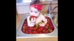 Cette fillette prend un bain de fraises... Tu m'étonnes qu'elle aime les bains