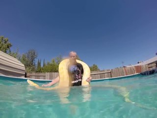 Cette famille se baigne avec un python de 3m de long...