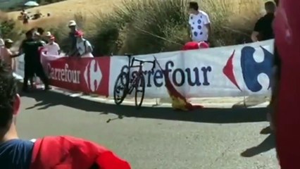 La Vuelta : espectador empuja y tira al suelo a ciclista