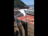 Fortes ondas derrubam trecho de ciclovia no Rio de Janeiro | Jovem Pan