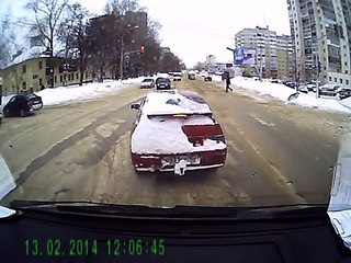 La réaction de cet automobiliste quand le mec devant a son clignotant masqué est épique