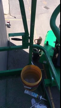 Ce vieux fou attaque un ouvrier sur un chariot élévateur avec une tenaille !!