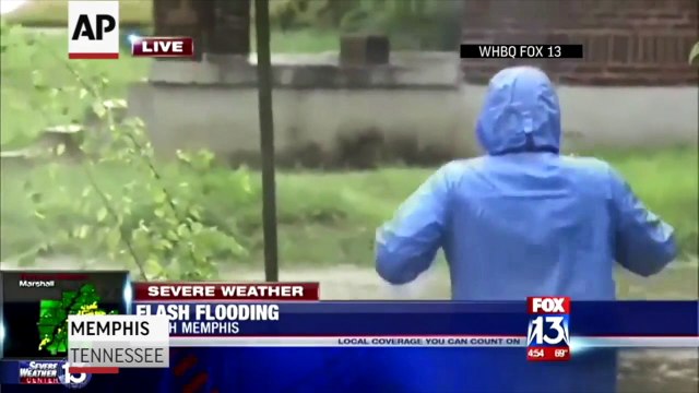 Ce journaliste sauve en direct une automobiliste coincée dans les inondations de l'ouragan Harvey !