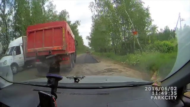 Ce camion de chantier tombe sur le côté au ralenti ! Bravo marcel