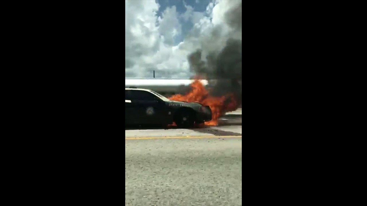 Explosion d'un pneu d'une voiture de police en feu sur l'autoroute !