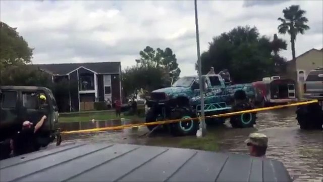 Ce monster truck de course tire un camion de l'armée hors des inondations de l'ouragan Harvey au Texas !