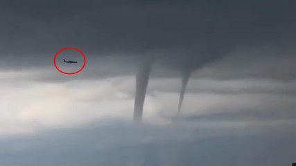 Un avion atterrit au milieu des tornades en Russie.
