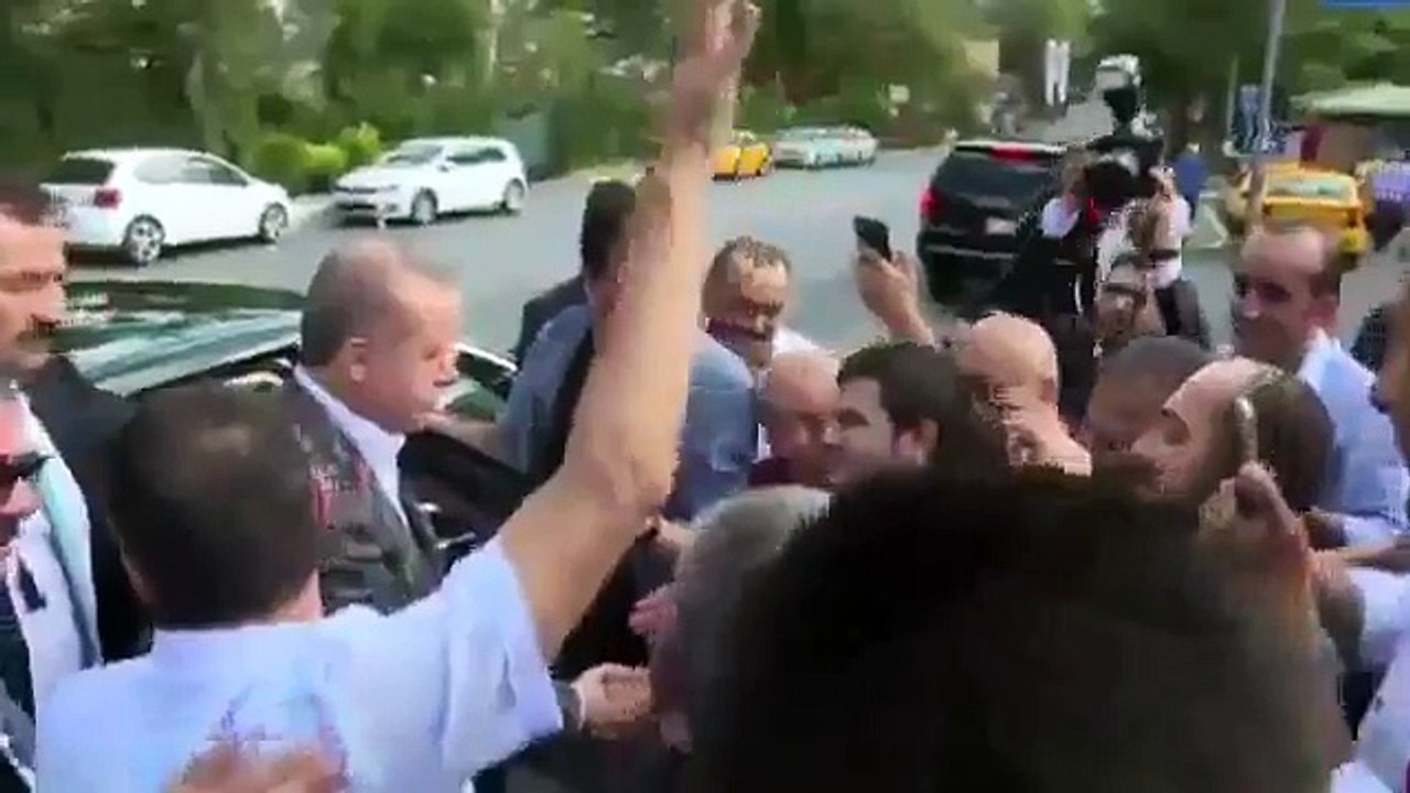 Erdoğan taksicinin sigarasını gördü: Bak bak ba...