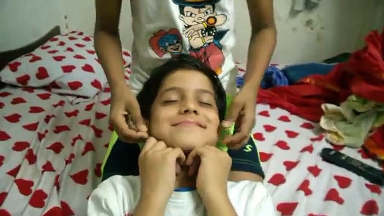 Cosmique mignonne tête enfant Massage au cousin |
