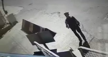 Diyarbakır'dan Bayrama Yakışan Görüntü! Geçerken Bayrağı Öptü, Alnına Koydu