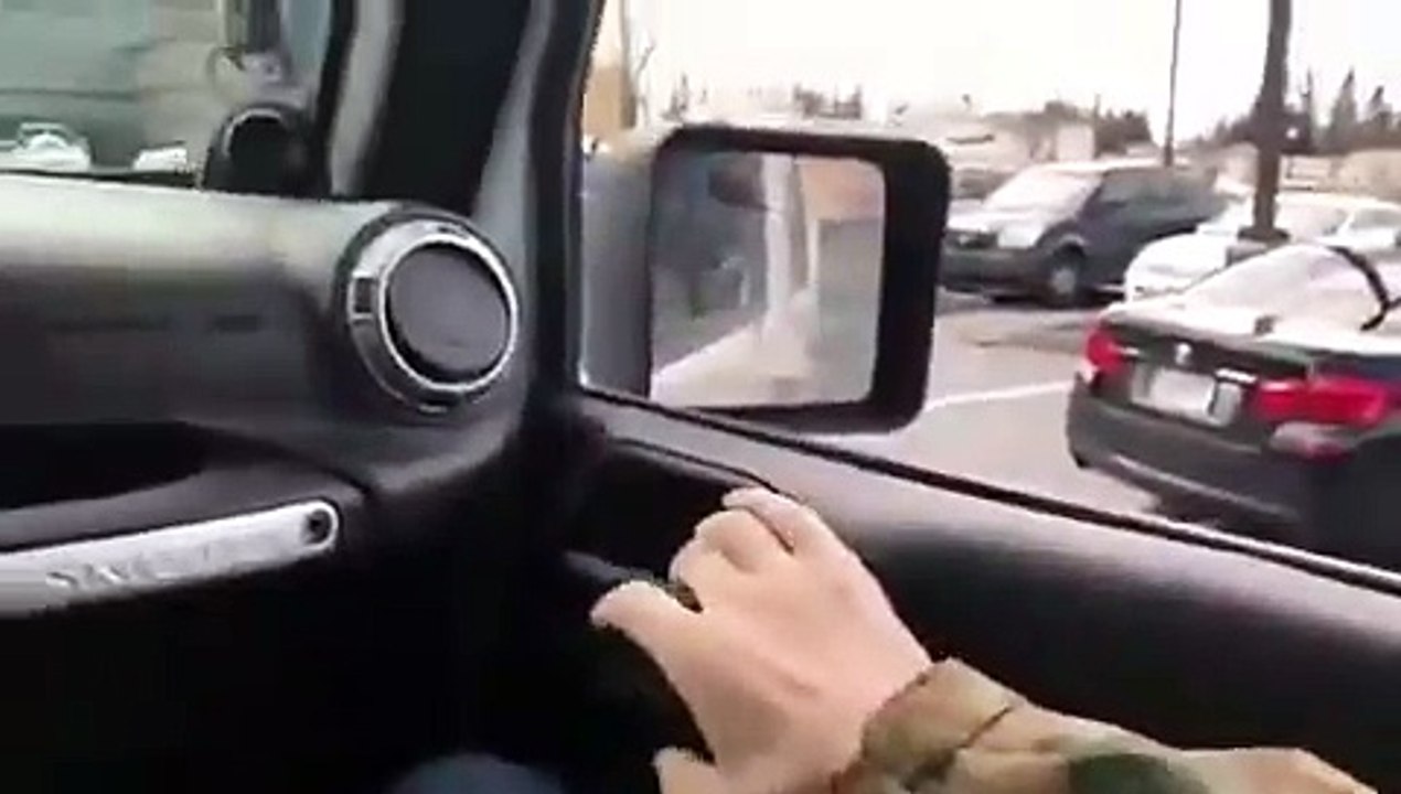 Un automobiliste decide de faire justice lui meme quand il voit une voiture mal garée