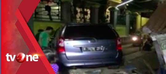 Belum Mahir Nyetir, Pengendara Minibus Tabrak Warung