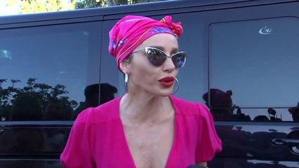 Gülşen, Sahnede Kocasının Elini Öpüp Bayramını Kutladı