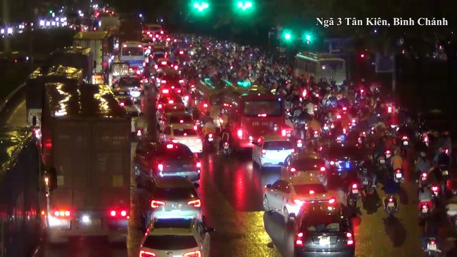 CSGT, xe cứu thương bất lực trước cảnh kẹt xe không lối thoát ở Sài Gòn