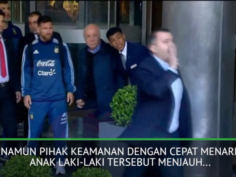 VIRAL: Sepakbola: Messi 'Selamatkan' Seorang Fans Cilik