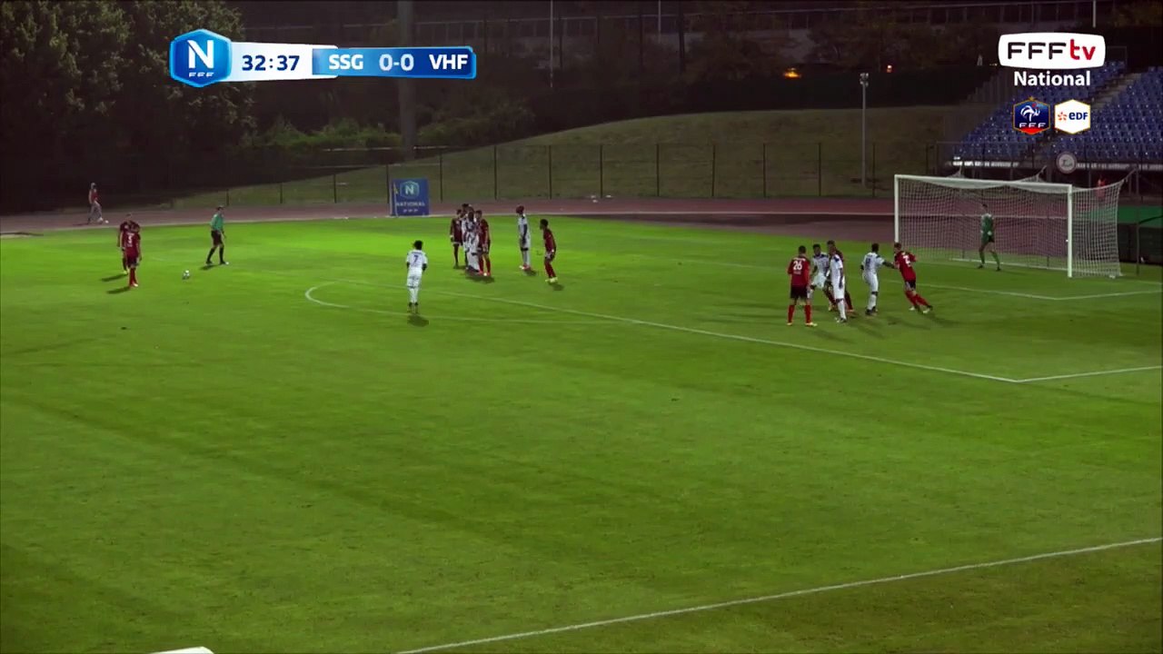 Coup franc qui passe juste au dessus de la transversale