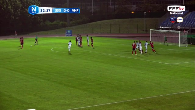 Coup franc qui passe juste au dessus de la transversale