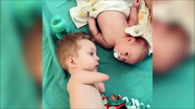 Regardez ce petit garçon handicapé s'occuper de son petit frère! Tellement adorable